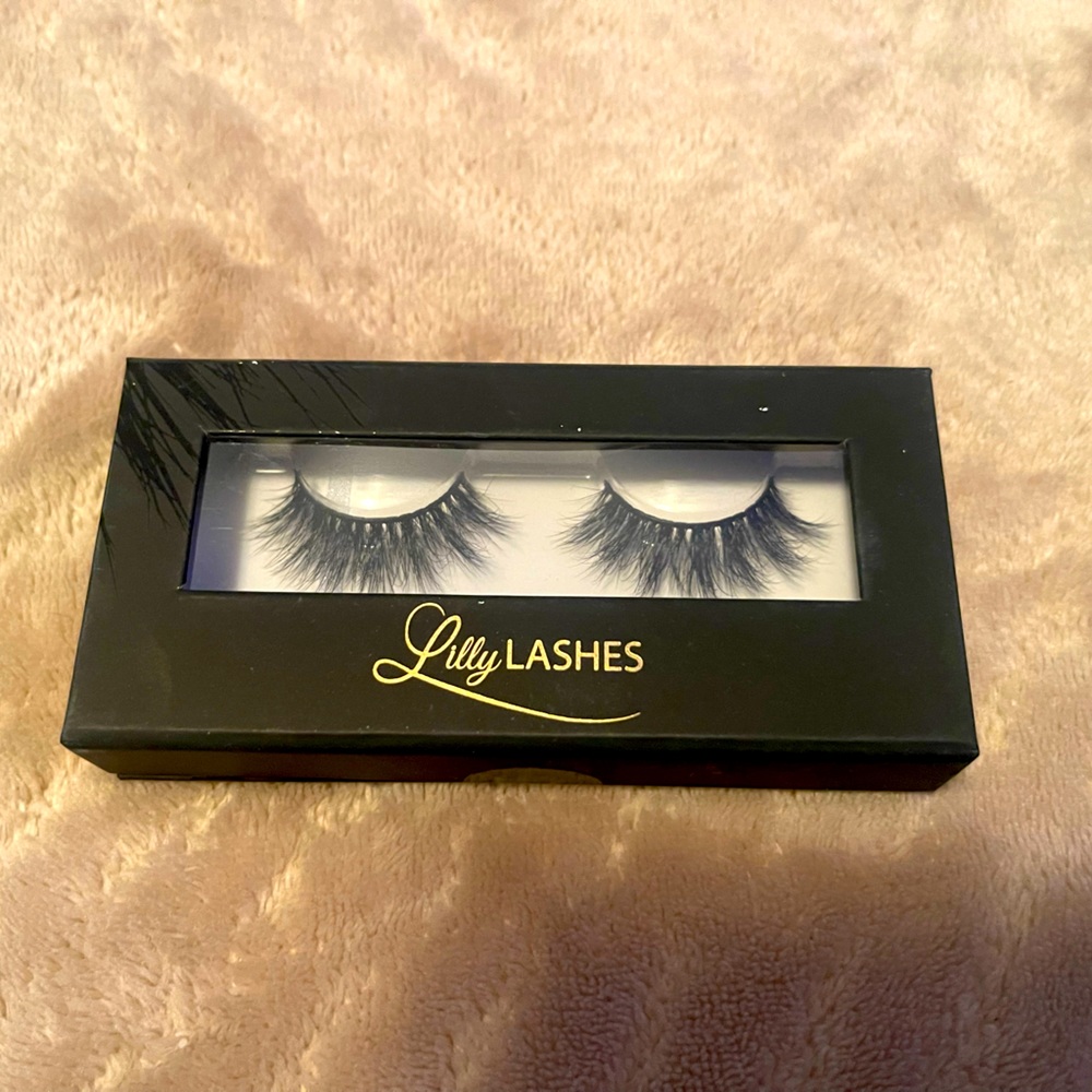 Lilly lashes - never opened
